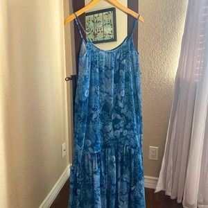 Lovely blue flowery summer dress w a boho vibe